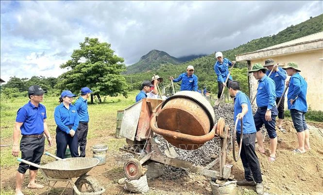 广治省向化县向山乡团员正在修建农村水泥路。图自越通社