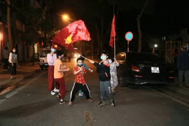 竹白街居民庆祝解除隔离。图自越通社