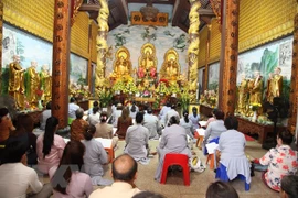 老挝万象佛迹寺举行元宵节