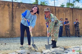 日本工兵为纪念越日建交50周年兴建道路