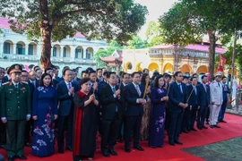 纪念升龙-河内建都1010周年：河内市领导代表团敬香李公蕴太祖和拜谒胡志明主席陵墓