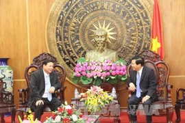 附图。隆安省省委书记会见范文仍（Pham Van Ranh)会见柬埔寨国防部国务秘书Chieng Om（图片来源：越通社） 