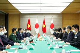 日本首相岸田文雄主持仪式 欢迎越南政府总理范明政访日 并同其举行会谈