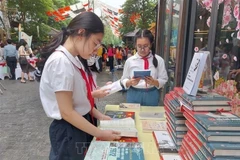 学生们在河内书街买书。图自越通社