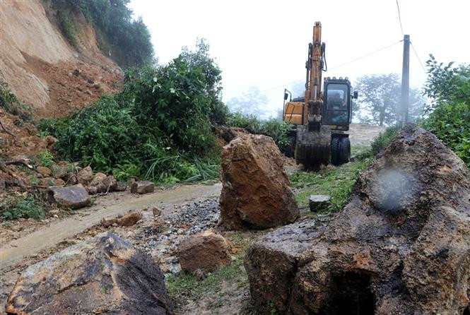 越南莱州省封土县因连日暴雨发生严重山体滑坡 越通社记者 贵中 摄