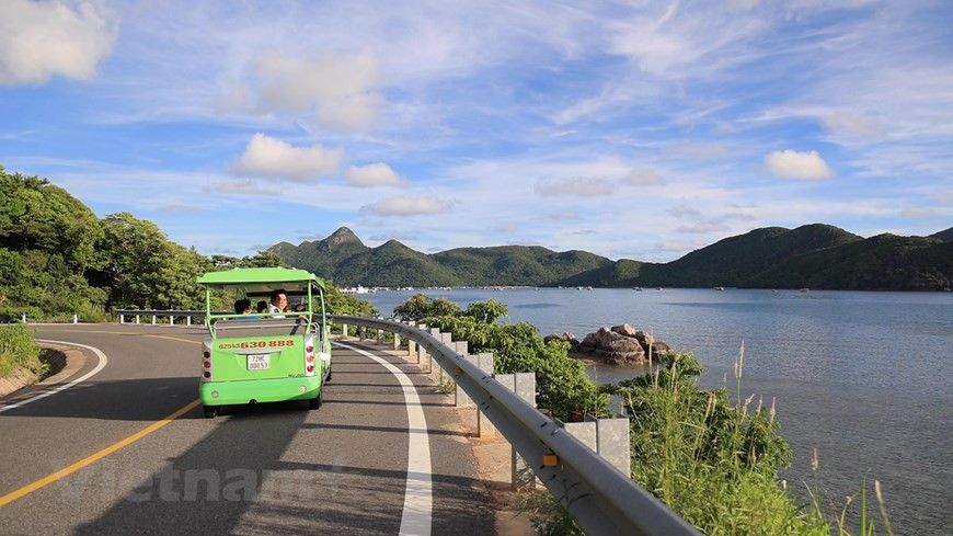 游客可以乘坐电车轻松游览昆岛群岛沿海路的美景。 图自Vietnam+